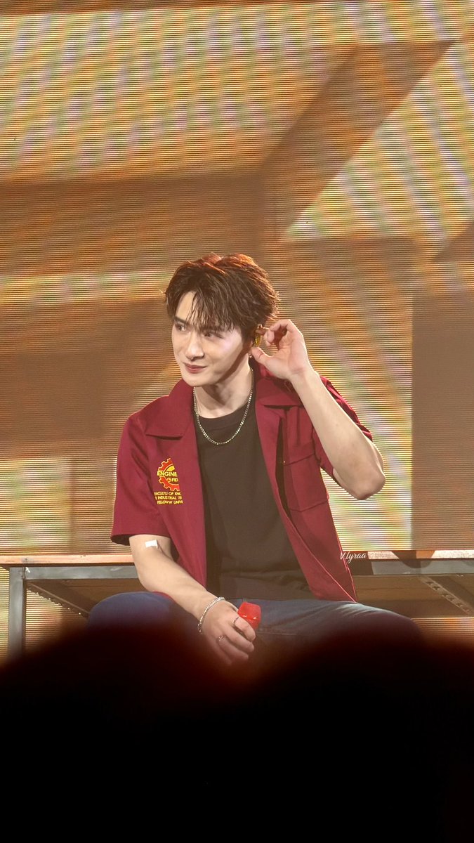 mmay_sivaporn's tweet photo. หาทางออกไม่เจอ1 #SOTUS10thYearConcert #kristtps https://t.co/nBuxyjOVGj