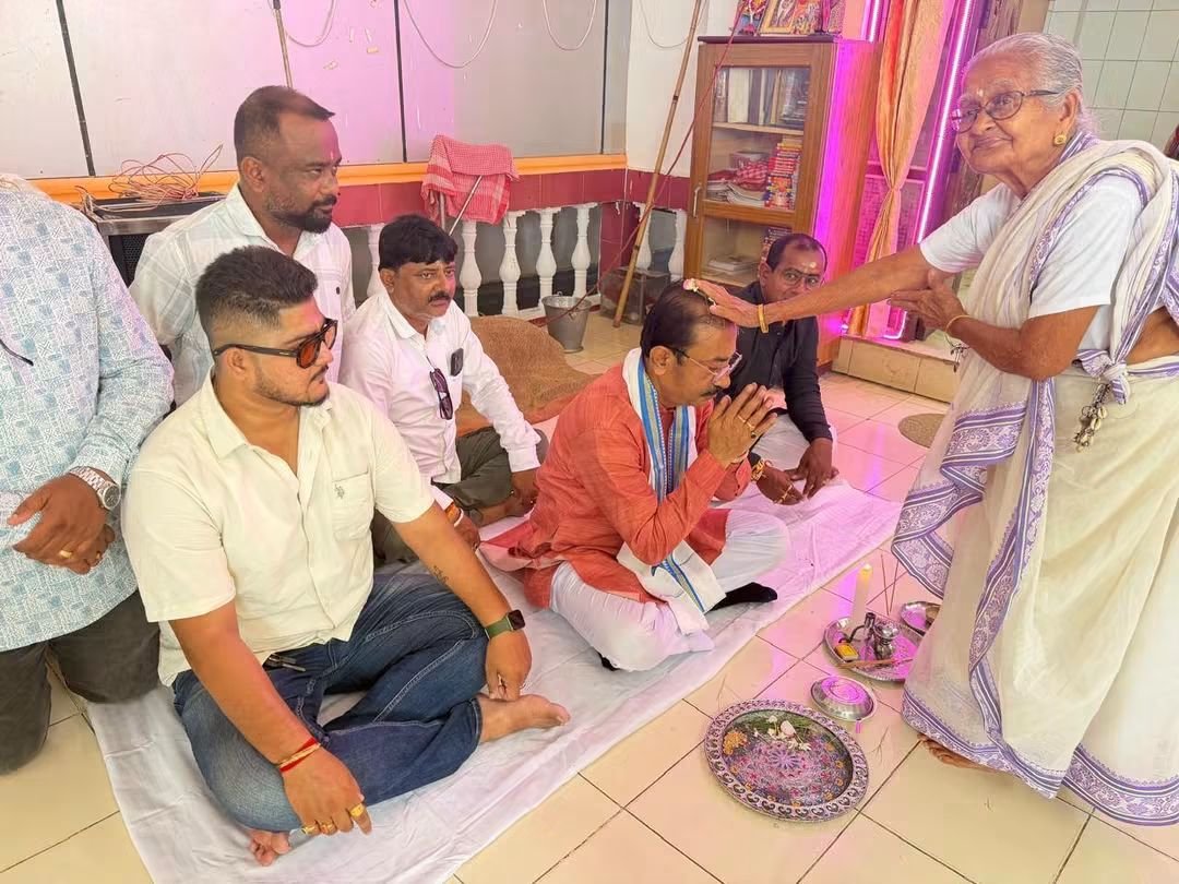 Rajib4BJP's tweet photo. আজ আমার জন্মদিনের বিশেষ দিনে বড়জলাস্থিত "আপনা ঘর" বৃদ্ধাশ্রমের আবাসিকদের সাথে কিছু সময় কাটানোর সুযোগ পেলাম। আবাসিক মা-বাবাদের হাতে বস্ত্র তুলে দিতে পেরে আমি সত্যিই আনন্দিত ও তৃপ্ত। আপনাদের সকলের আশীর্বাদ ও ভালোবাসাই আমার চলার পথের পাথেয়। https://t.co/Eg4bjG7EB7