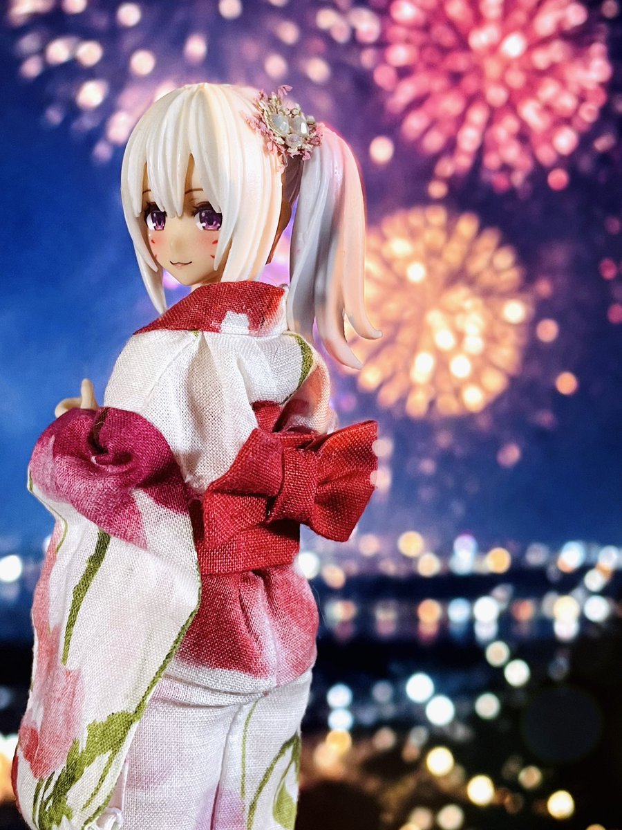 deesse_asura's tweet photo. パッと花火が
夜に咲いた
夜に咲いて
静かに消えた

離さないで
もう少しだけ
もう少しだけ
このままで

きっとまだ　終わらない夏が
曖昧な心を　解かして繋いだ
この夜が　続いて欲しかった

#メガミデバイス https://t.co/hvtQ7hOA85