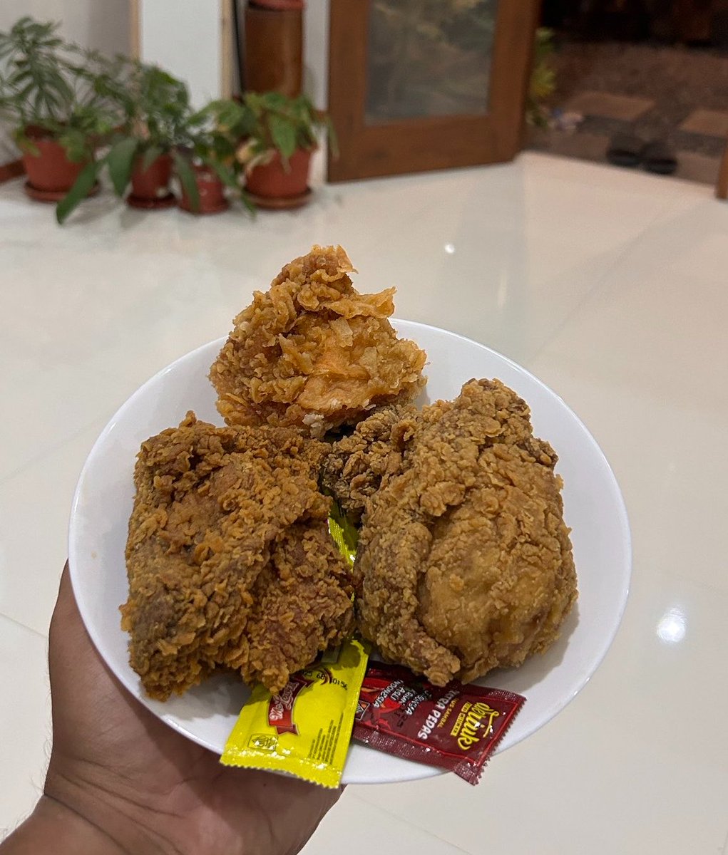 kugybears's tweet photo. top tier fried chicken favorite aku! 
KFC 8/10 
Uno chicken 8.5/10 
D’kriuk 8/10 https://t.co/qEVCIbTHq9