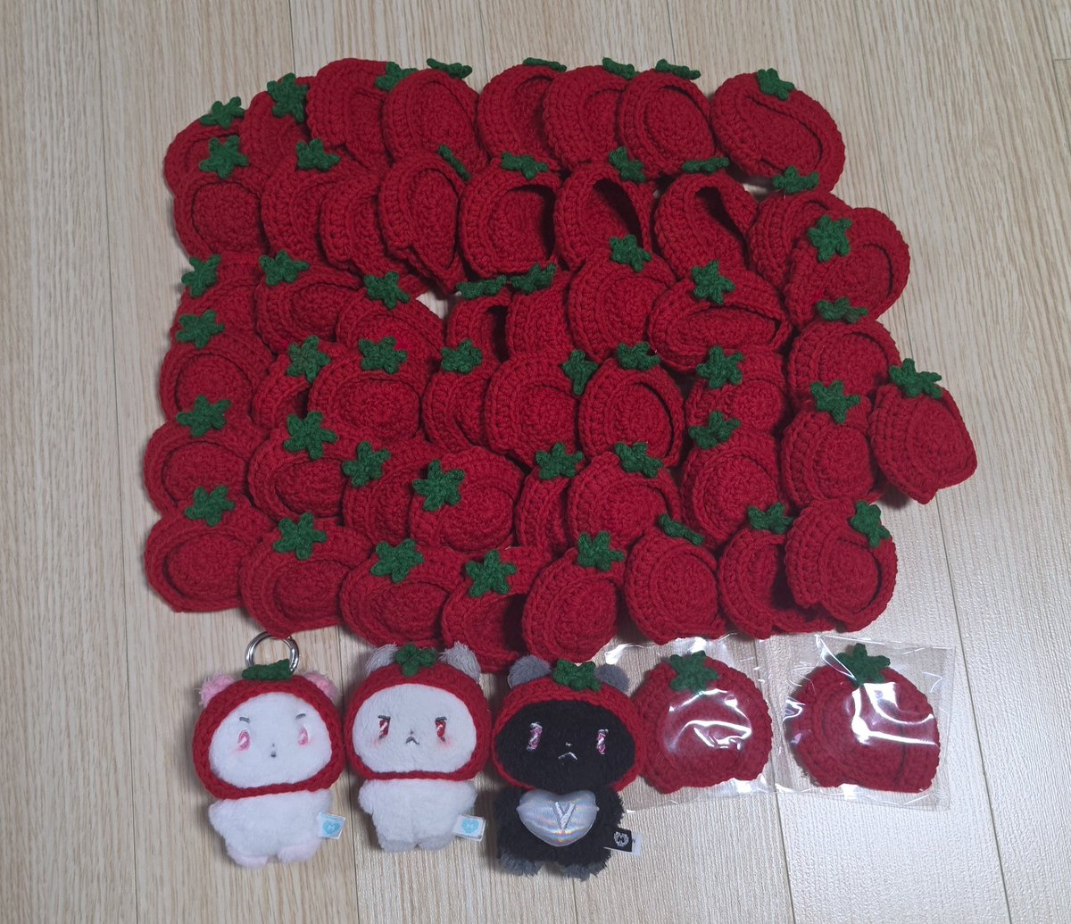 DEH_AT0524's tweet photo. 💙💜💗❤️🖤콘서트 나눔💙💜💗❤️🖤

양일갑니다(막콘 사첵)
첫콘에 많이 가져갈 예정☺️
저랑 교류 있으셨던 트친분들은 2개(3개도가능
인사하기로 하셨던 분들 꼭 봐야 해요
골라주시면 따로 빼둘게요
탑꾸 60여개
토마토 뜨개모자 50여개
뜨개모자 7
손거울 3
증사키링(예준)7 https://t.co/fjEjC8LhmX