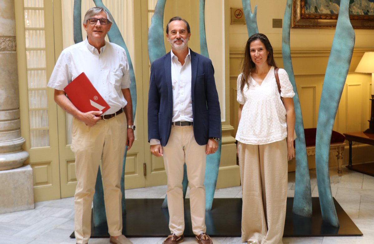 ParlamentIB's tweet photo. El presidente del Parlament, @glesenne, ha recibido en audiencia al Sr. Luis Alfonso de León Piñeiro, presidente del Colegio Oficial de Aparejadores y Arquitectos Técnicos de Mallorca, junto con la Sra. María Sicre Martínez, vicepresidenta-contadora de la entidad https://t.co/3XIWxPWQOE