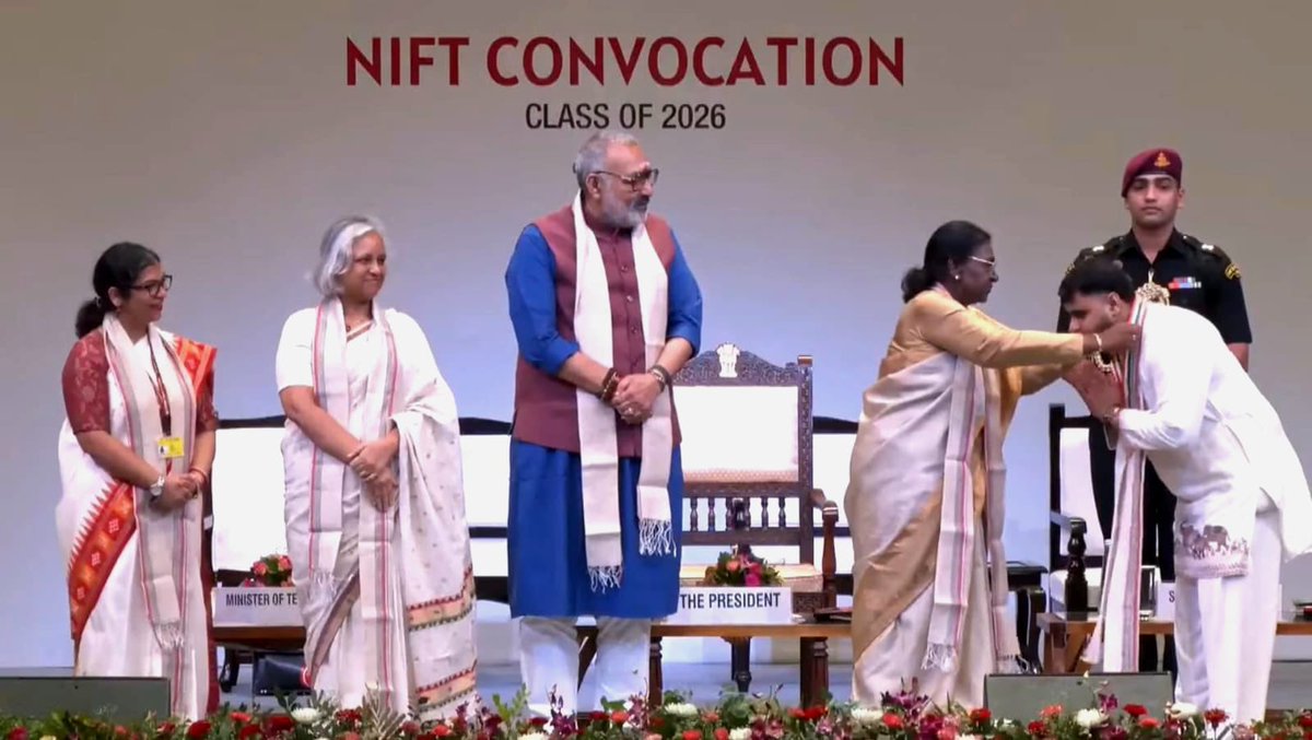 girirajsinghbjp's tweet photo. NIFT के संयुक्त दीक्षांत समारोह में माननीय राष्ट्रपति श्रीमती द्रौपदी मुर्मू जी ने उत्कृष्ट प्रदर्शन करने वाले विद्यार्थियों को स्वर्ण पदक प्रदान किए और उपस्थित सभी विद्यार्थियों को संबोधित किया।

इस अवसर पर मंच से विद्यार्थियों से संवाद करने का अवसर मिला। उनकी प्रतिभा, आत्मविश्वास और उत्साह को देखकर यह विश्वास और मजबूत हुआ कि ये युवा अपने हुनर स��� देश का नाम नई ऊंचाइयों तक ले जाएंगे।