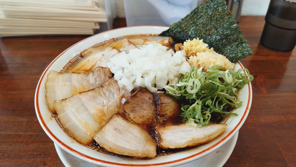 cross_road_1223's tweet photo. Ｗチャーシューめん＋にんにく・しょうが(⁠無料⁠)＠柏 濃麺や 39名。柏市。千葉・竹岡式の進化系♪柔らかいバラ煮豚が鉢一面で旨い！その煮汁をベースとしたスープは濃い醤油味ながら動物系の旨みたっぷり♪棣鄂製の縮れ麺がスープを吸って色良くコシもある！たっぷりの薬味まで完璧♪最高に美味い☆ https://t.co/94L4w2A8q4