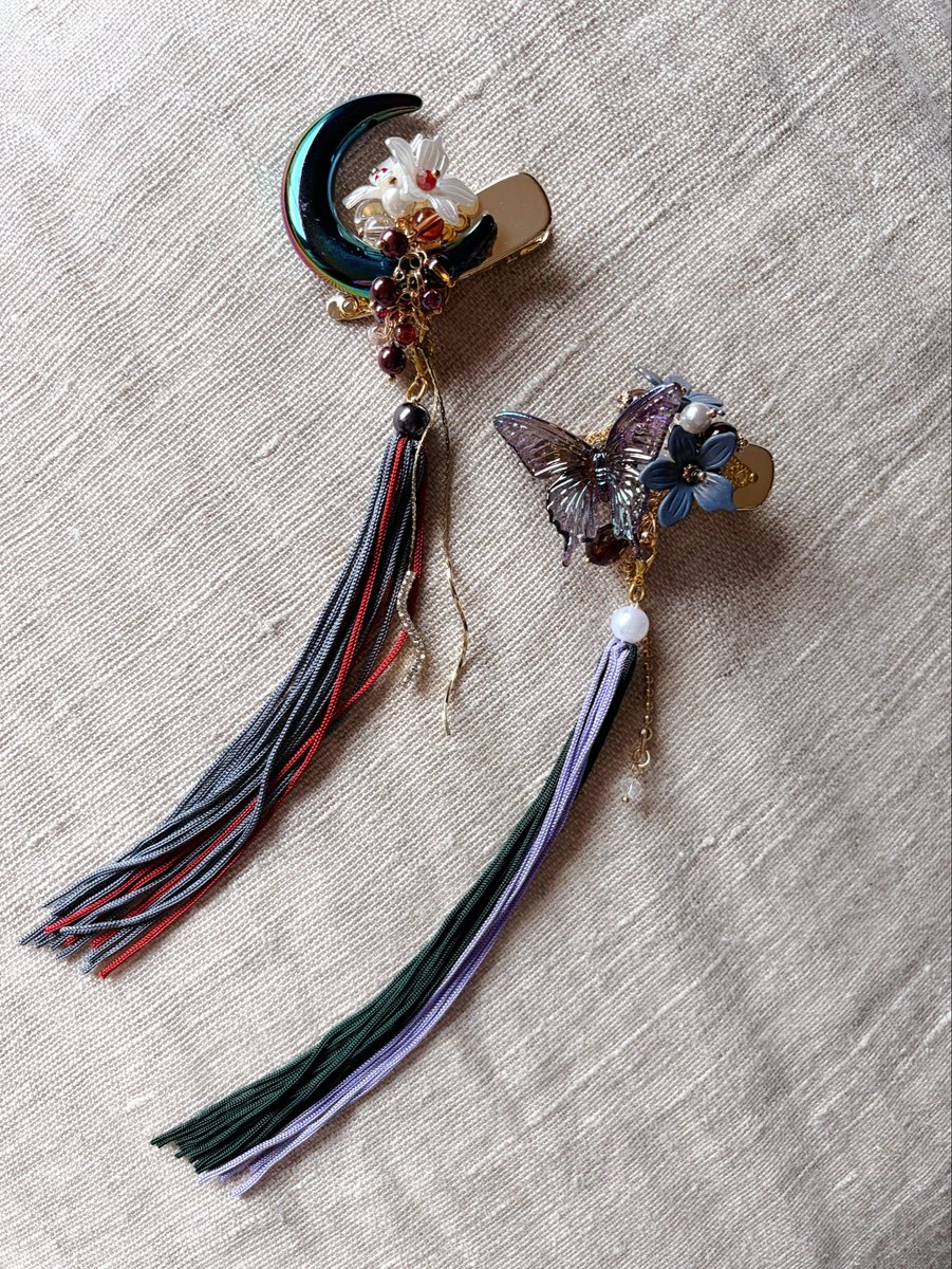 haruharakoma's tweet photo. 新色タッセル続き

クリップ【嫦娥】・【蝶の道行】
こちら用の新色タッセルも作りました
灰🩶×臙脂♥️
深緑💚×薄紫💜
しゅっと細いタッセル

他の色も選べますので
お手にとってご覧ください♪

9/5・6（土日）仙台市
#キモノシエル仙台
@kimonociel 

9/12 ・13（土日）青森市
#時の市
@tokino_ichi https://t.co/w6yuFnqNBL
