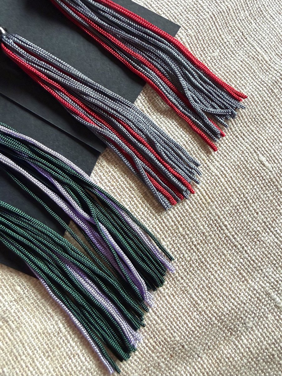 haruharakoma's tweet photo. 新色タッセル続き

クリップ【嫦娥】・【蝶の道行】
こちら用の新色タッセルも作りました
灰🩶×臙脂♥️
深緑💚×薄紫💜
しゅっと細いタッセル

他の色も選べますので
お手にとってご覧ください♪

9/5・6（土日）仙台市
#キモノシエル仙台
@kimonociel 

9/12 ・13（土日）青森市
#時の市
@tokino_ichi https://t.co/w6yuFnqNBL