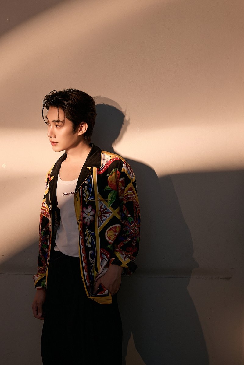 mintmag_th's tweet photo. หล่อเท่! #DolceGabbana เผยโฉมคอลเล็กชั่น Pre-Fall 2026 พร้อมได้หนุ่ม 'เติ้ล มติมันท์' มาถ่ายทอดลวดลาย Carretto หนึ่งในลวดลายอันเป็นเอกลักษณ์ของแบรนด์ผ่านเสื้อเชิ้ตผ้าไหมทวิลล์ จับคู่กับกางเกงขายาวผ้าฝ้ายป๊อปลิน รองเท้า Lipari หนังกลับสีเบอร์กันดีและกระเป๋า Vittoria 💚

#Tle_mtm #DolceGabbana #DGPF26 
#MintNews