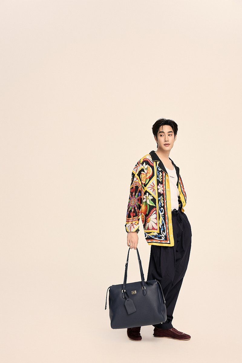 mintmag_th's tweet photo. หล่อเท่! #DolceGabbana เผยโฉมคอลเล็กชั่น Pre-Fall 2026 พร้อมได้หนุ่ม 'เติ้ล มติมันท์' มาถ่ายทอดลวดลาย Carretto หนึ่งในลวดลายอันเป็นเอกลักษณ์ของแบรนด์ผ่านเสื้อเชิ้ตผ้าไหมทวิลล์ จับคู่กับกางเกงขายาวผ้าฝ้ายป๊อปลิน รองเท้า Lipari หนังกลับสีเบอร์กันดีและกระเป๋า Vittoria 💚

#Tle_mtm #DolceGabbana #DGPF26 
#MintNews