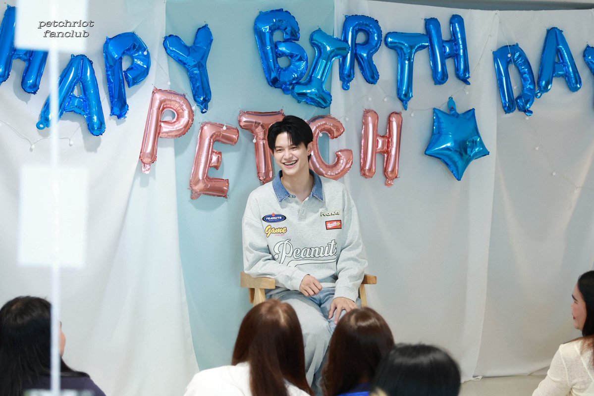 Petchriot_FC's tweet photo. ——💗#33thWishUponPetch 🎂🐈🤍
#petchriot

ขอบคุณแฟนคลับทุกคนมากๆ ที่มาร่วมเป็นส่วนหนึ่งของงานในครั้งนี้ ขอบคุณที่สละเวลา เดินทางมาเจอกัน และมาร่วมสร้างความทรงจำดีๆ ไปด้วยกัน งานในครั้งนี้คงเกิดขึ้นไม่ได้เลยหากไม่มีทุกคน

สนุกและมีความสุขมากๆ ที่ได้มีโอกาสจัดงานในครั้งนี้ขึ้นมาอีกครั้ง ดีใจที่ได้เห็นทุกคนมารวมตัวกัน ได้หัวเราะ ได้พูดคุย และได้ส่งต่อความรักให้กับพี่เพชรอย่างเต็มที่

ไม่ว่าจะผ่านไปนานแค่ไหน ทุกคนก็ยังคงอยู่ตรงนี้ ยังรักและคอยซัพพอร์ตพี่เพชรเสมอมา ความรักเล็กๆ ของพวกเราทุกคนที่รวมกันในวันนั้น ทำให้งานนี้เต็มไปด้วยความอบอุ่นมากจริงๆ 🤍

หวังว่าทุกคนที่มาร่วมงานจะได้รับทั้งความสุข รอยยิ้ม และความรักกลับไปเต็มเปี่ยม และหวังว่าความทรงจำในวันนั้นจะเป็นอีกหนึ่งความทรงจำดีๆ ที่ทำให้เรายิ้มได้เมื่อนึกถึงมัน 🥹✨

ขอบคุณคุณพี่เพชร @Petchriot มากๆ เลยนะคะ ที่เต็มที่กับงานในครั้งนี้ ขอบคุณที่มอบความสุข รอยยิ้ม และช่วงเวลาดีๆ ให้กับทุกคน สนุกมากๆ เลยค่ะ 🥹🤍 หวังว่าพี่เพชรจะชอบและมีความสุขกับงานในครั้งนี้เหมือนกับที่พวกเราทุกคนมีความสุขนะคะ

สุดท้ายนี้ ขอบคุณทุกคนอีกครั้งที่อยู่ด้วยกันมาตลอด ขอบคุณที่ยังรักและสนับสนุนพี่เพชร และขอบคุณที่ทำให้ #33thWishUponPetch เต็มไปด้วยความหมาย

หวังว่าหากมีโอกาส เราจะได้กลับมาจัดงานวันเกิด และกลับมาสร้างความทรงจำดีๆ แบบนี้ด้วยกันอีกครั้งนะคะ 🤍