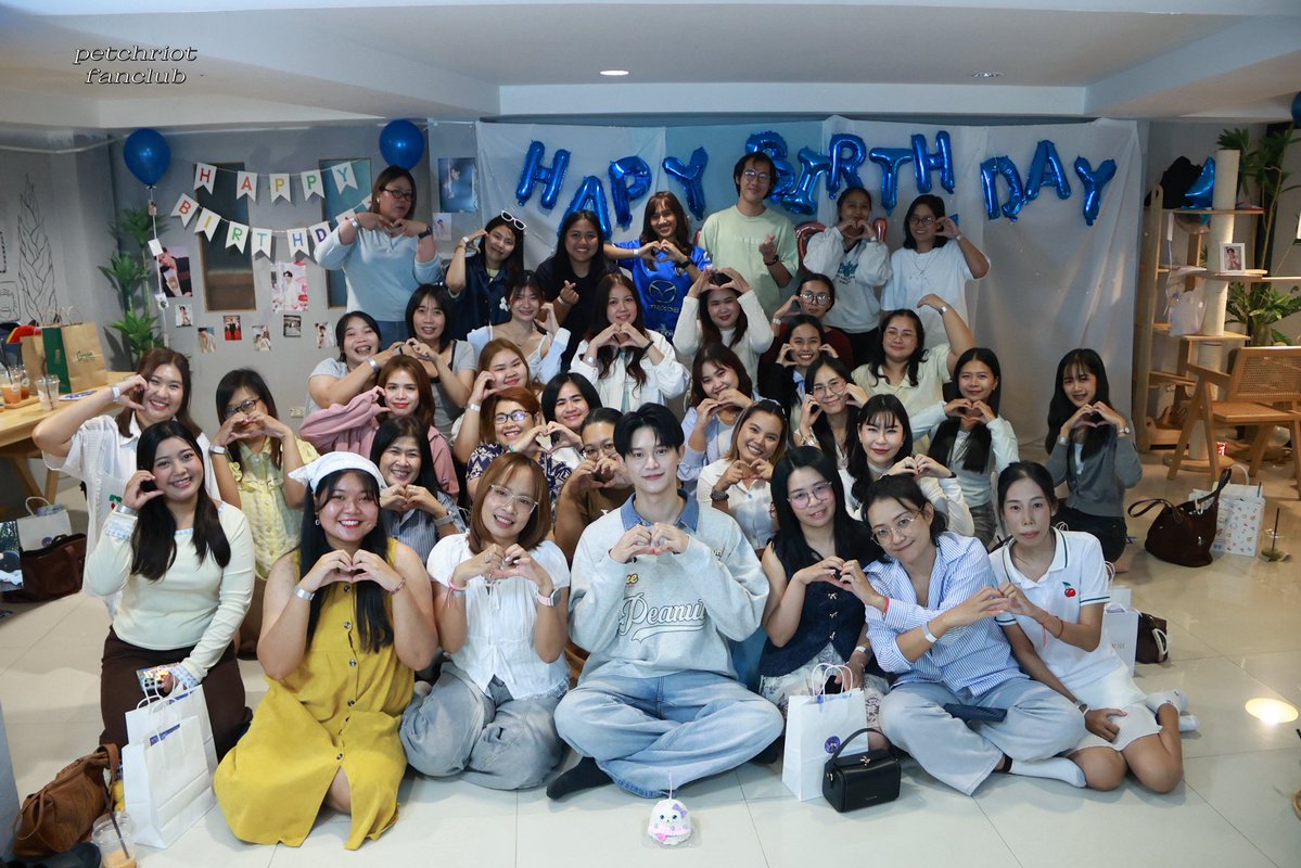 Petchriot_FC's tweet photo. ——💗#33thWishUponPetch 🎂🐈🤍
#petchriot

ขอบคุณแฟนคลับทุกคนมากๆ ที่มาร่วมเป็นส่วนหนึ่งของงานในครั้งนี้ ขอบคุณที่สละเวลา เดินทางมาเจอกัน และมาร่วมสร้างความทรงจำดีๆ ไปด้วยกัน งานในครั้งนี้คงเกิดขึ้นไม่ได้เลยหากไม่มีทุกคน

สนุกและมีความสุขมากๆ ที่ได้มีโอกาสจัดงานในครั้งนี้ขึ้นมาอีกครั้ง ดีใจที่ได้เห็นทุกคนมารวมตัวกัน ได้หัวเราะ ได้พูดคุย และได้ส่งต่อความรักให้กับพี่เพชรอย่างเต็มที่

ไม่ว่าจะผ่านไปนานแค่ไหน ทุกคนก็ยังคงอยู่ตรงนี้ ยังรักและคอยซัพพอร์ตพี่เพชรเสมอมา ความรักเล็กๆ ของพวกเราทุกคนที่รวมกันในวันนั้น ทำให้งานนี้เต็มไปด้วยความอบอุ่นมากจริงๆ 🤍

หวังว่าทุกคนที่มาร่วมงานจะได้รับทั้งความสุข รอยยิ้ม และความรักกลับไปเต็มเปี่ยม และหวังว่าความทรงจำในวันนั้นจะเป็นอีกหนึ่งความทรงจำดีๆ ที่ทำให้เรายิ้มได้เมื่อนึกถึงมัน 🥹✨

ขอบคุณคุณพี่เพชร @Petchriot มากๆ เลยนะคะ ที่เต็มที่กับงานในครั้งนี้ ขอบคุณที่มอบความสุข รอยยิ้ม และช่วงเวลาดีๆ ให้กับทุกคน สนุกมากๆ เลยค่ะ 🥹🤍 หวังว่าพี่เพชรจะชอบและมีความสุขกับงานในครั้งนี้เหมือนกับที่พวกเราทุกคนมีความสุขนะคะ

สุดท้ายนี้ ขอบคุณทุกคนอีกครั้งที่อยู่ด้วยกันมาตลอด ขอบคุณที่ยังรักและสนับสนุนพี่เพชร และขอบคุณที่ทำให้ #33thWishUponPetch เต็มไปด้วยความหมาย

หวังว่าหากมีโอกาส เราจะได้กลับมาจัดงานวันเกิด และกลับมาสร้างความทรงจำดีๆ แบบนี้ด้วยกันอีกครั้งนะคะ 🤍