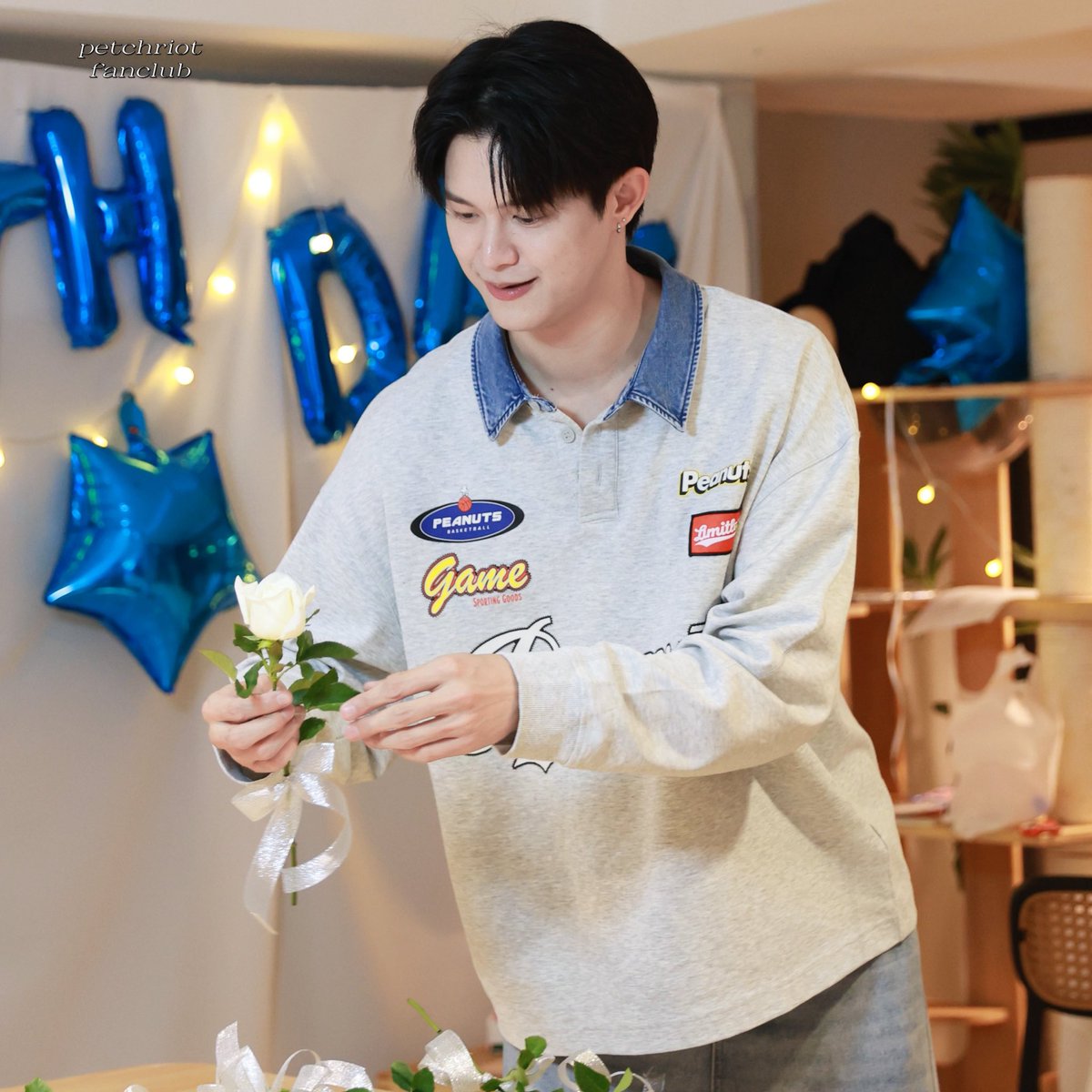 Petchriot_FC's tweet photo. ——💗#33thWishUponPetch 🎂🐈🤍
#petchriot

ขอบคุณแฟนคลับทุกคนมากๆ ที่มาร่วมเป็นส่วนหนึ่งของงานในครั้งนี้ ขอบคุณที่สละเวลา เดินทางมาเจอกัน และมาร่วมสร้างความทรงจำดีๆ ไปด้วยกัน งานในครั้งนี้คงเกิดขึ้นไม่ได้เลยหากไม่มีทุกคน

สนุกและมีความสุขมากๆ ที่ได้มีโอกาสจัดงานในครั้งนี้ขึ้นมาอีกครั้ง ดีใจที่ได้เห็นทุกคนมารวมตัวกัน ได้หัวเราะ ได้พูดคุย และได้ส่งต่อความรักให้กับพี่เพชรอย่างเต็มที่

ไม่ว่าจะผ่านไปนานแค่ไหน ทุกคนก็ยังคงอยู่ตรงนี้ ยังรักและคอยซัพพอร์ตพี่เพชรเสมอมา ความรักเล็กๆ ของพวกเราทุกคนที่รวมกันในวันนั้น ทำให้งานนี้เต็มไปด้วยความอบอุ่นมากจริงๆ 🤍

หวังว่าทุกคนที่มาร่วมงานจะได้รับทั้งความสุข รอยยิ้ม และความรักกลับไปเต็มเปี่ยม และหวังว่าความทรงจำในวันนั้นจะเป็นอีกหนึ่งความทรงจำดีๆ ที่ทำให้เรายิ้มได้เมื่อนึกถึงมัน 🥹✨

ขอบคุณคุณพี่เพชร @Petchriot มากๆ เลยนะคะ ที่เต็มที่กับงานในครั้งนี้ ขอบคุณที่มอบความสุข รอยยิ้ม และช่วงเวลาดีๆ ให้กับทุกคน สนุกมากๆ เลยค่ะ 🥹🤍 หวังว่าพี่เพชรจะชอบและมีความสุขกับงานในครั้งนี้เหมือนกับที่พวกเราทุกคนมีความสุขนะคะ

สุดท้ายนี้ ขอบคุณทุกคนอีกครั้งที่อยู่ด้วยกันมาตลอด ขอบคุณที่ยังรักและสนับสนุนพี่เพชร และขอบคุณที่ทำให้ #33thWishUponPetch เต็มไปด้วยความหมาย

หวังว่าหากมีโอกาส เราจะได้กลับมาจัดงานวันเกิด และกลับมาสร้างความทรงจำดีๆ แบบนี้ด้วยกันอีกครั้งนะคะ 🤍