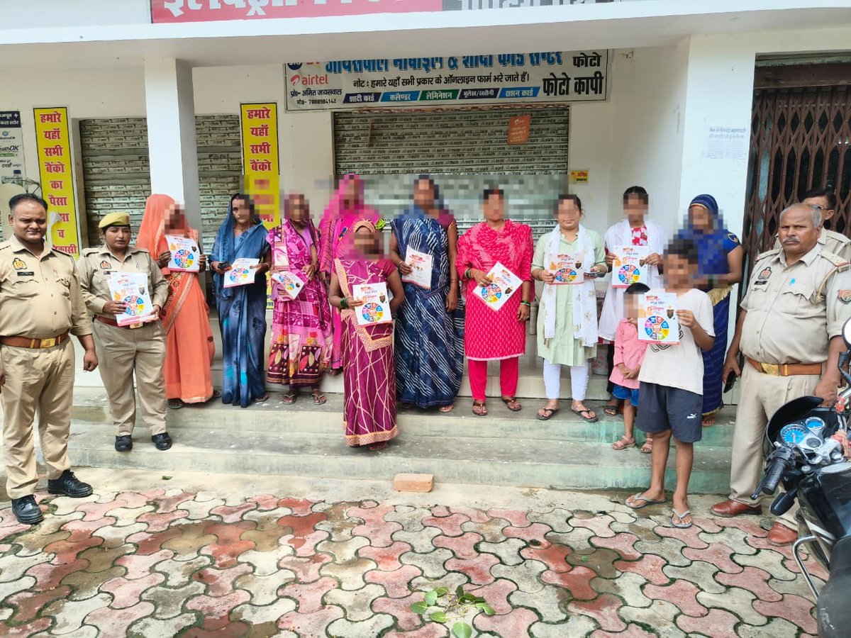 sultanpurpolice's tweet photo. #SPSTR श्री विनीत जायसवाल के निर्देशन में थाना हलियापुर द्वारा महिला एवं बालिकाओं को सरकारी योजनाओं एवं 112, 1076, 1090, 1930, 1098, 181 सहित विभिन्न हेल्पलाइन नंबरों की जानकारी देकर जागरूक किया गया। साथ ही मिशन शक्ति केंद्र की जानकारी देते हुए उनकी समस्याओं पर संवाद किया गया। #MissionShakti #UPPolice #SultanpurPolice #WomenEmpowerment