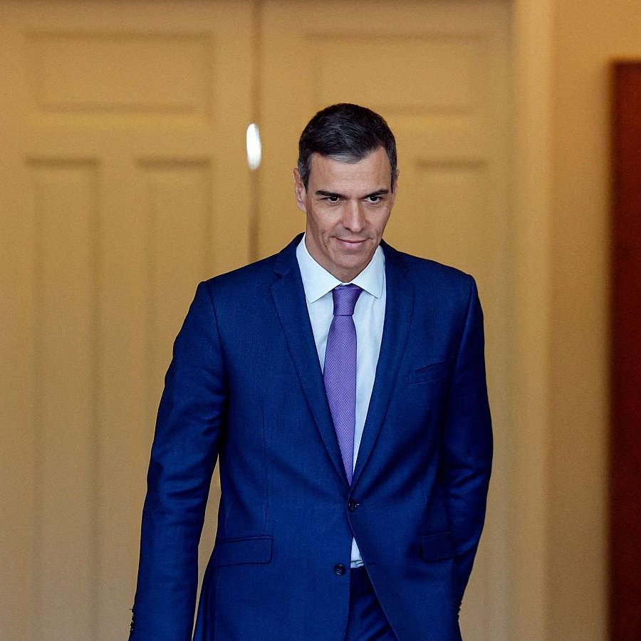 adais_casares's tweet photo. 🇪🇸 | GRAVE: El Ejecutivo aprueba blindar por ley la "presunción de minoría de edad", una medida que obligará a las administraciones a asumir la custodia inmediata de cualquier adulto indocumentado que afirme ser menor de 18 años.

El protocolo congela de forma automática los expedientes de expulsión y traslada la presión económica y logística a las comunidades autónomas mientras los tribunales deciden.

Las comunidades deberán financiar el alojamiento, manutención y cobertura de estos perfiles en centros saturados, asumiendo los costes del proceso de verificación.

Las radiografías óseas y análisis métricos quedan restringidos y subordinados al consentimiento del interesado, dificultando la detección de fraude en la edad.
