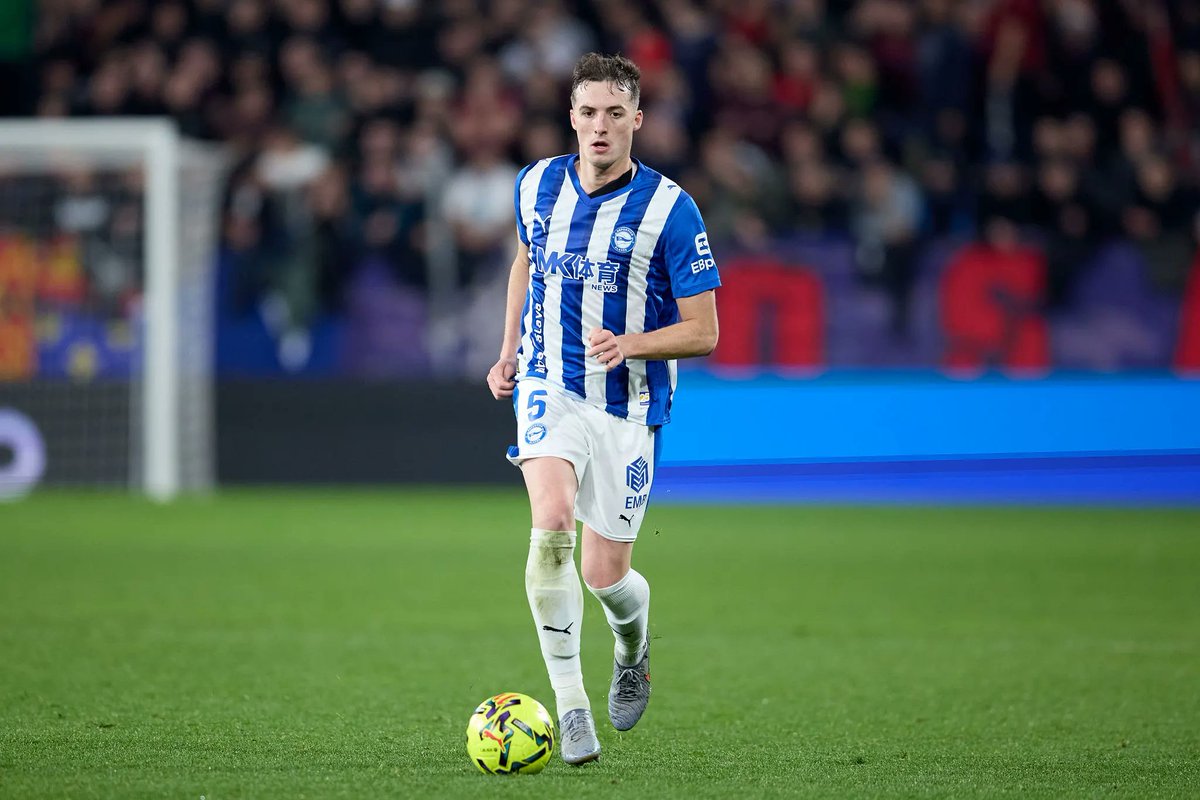solofichajes123's tweet photo. Puerta abierta a la salida del central de la @RealSociedad Jon Pacheco en las últimas horas de mercado, según avanza @cuezva #LaLiga https://t.co/S3p2ae47G7