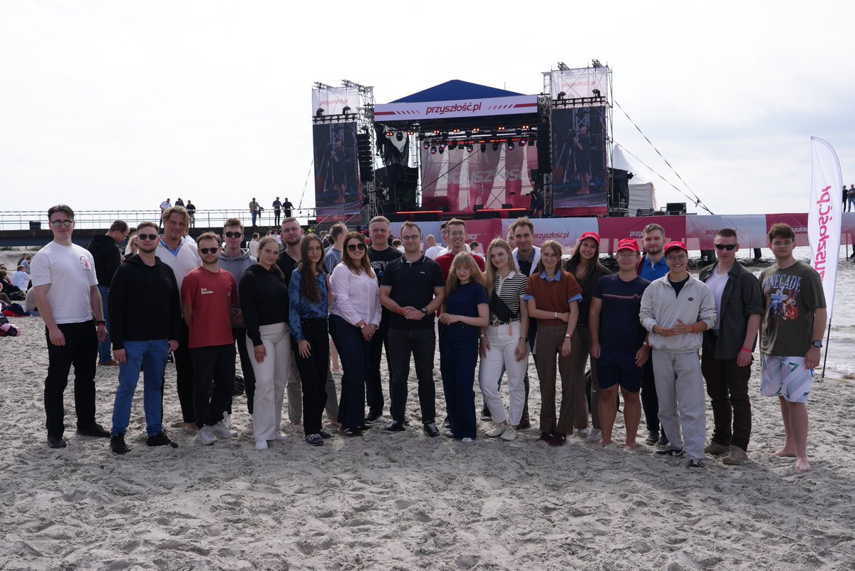GOdnowy's tweet photo. Generacja OdNowy na #przyszłośćPL w Juracie! Dziękujemy Panie Prezydencie @NawrockiKn!🇵🇱

„Musicie mieć w sobie coś z orłów! – serce orle i wzrok orli ku przyszłości. Musicie ducha hartować i wznosić, aby móc jak orły przelatywać nad graniami w przyszłość naszej Ojczyzny”. https://t.co/AGuy0YCC95