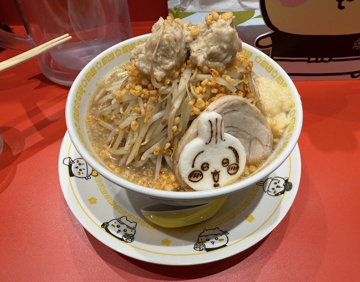 m3110_0113m's tweet photo. ちいかわラーメン食べたいという、娘のリクエストがあり池袋のパルコに行ってきました。

が、

なんなんだよ！？　ちいかわラーメン大って。
量が「ガチ」じゃねーかよ…
めっちゃ美味しかったけどさー

こういうIPコラボフードってさー
見た目が作品に沿ってて、値段が馬鹿高くて
量が少ないってのが定番じゃんかー

野郎系の大盛りと変わんねーじゃん…

可愛らしい店員さんに『マシマシで』って頼んだら、マジでマシマシじゃん！　娘に「パパもう食べられない、私のも食べて」って言われても、パパも自分の分で精一杯。

周りのお客さん、これ「大」食えんの？　
おっさん、自分だけだったよ。

可愛らしい見た目で社会の厳しさを教えてくる感じ。　ちいかわ…コエーよ。

#ちいかわ　#ちいからラーメン