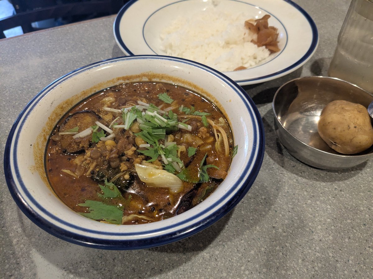 cheesy_eats's tweet photo. エチオピア/神保町
豆野菜カレー20辛ライス半分。美味しい〜！うまみと華やかなスパイス感。豆とキノコがたっぷりなのも嬉しいし、揚げた野菜もひとつひとつ異なる美味しさ。ブロッコリーって揚げると本当に美味しくなる。食後は胃がポカポカして多幸感。30辛以上も挑戦してみたいけど自分には厳しそう https://t.co/xIyobewXdK