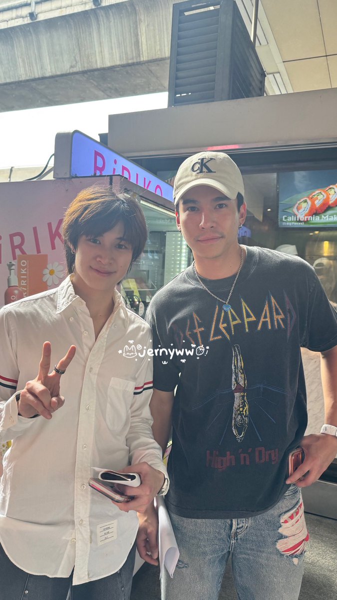 jernyww's tweet photo. บังเอิญเจอพี่แม้กกับน้องณฐถ่ายโปรโมทที่สามของเธอ ออร่าพี่ดารามากเผลอยกมือไหว้กับให้กำลังใจไปด้วยแถมน้องณฐถามว่าดูตอนใหม่ยางน่ารักที่สุดด 🥹🤏🏻

YOUR THIRD SERIES EP6
#ที่สามของเธอEP6
#MaxNat #mmaxmax #natasitt https://t.co/lgbt45qbD6