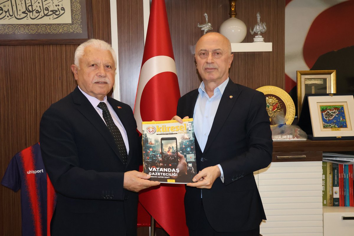 KirikkaleTso's tweet photo. İl Gazetesi İmtiyaz Sahibi ve Küresel Gazeteciler Konseyi İl Temsilcisi Ramazan Çetin, Başkanımız Ahmet Varlı’yı ziyaret ederek 81 il ve 84 ülkede dağıtılan Küresel Medya dergisinin yeni sayısını takdim etti.

Nazik ziyareti ve değerli hediyesi için teşekkür ediyoruz. https://t.co/1AEGL8qV4w