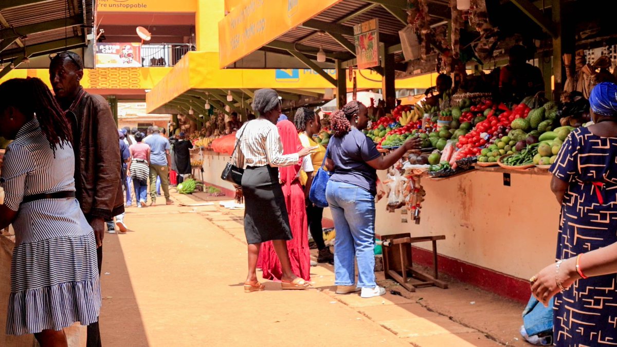AgnesAsio53595's tweet photo. 🚀 Hoima Main Market is the financial heartbeat of Bunyoro! With 600+ vendors and an on-site day-care, it generates UGX 200M+ annually, boosting local services! A vital hub for PDM farmers, driving #NDPIV goals for growth. 🌟 #GoldenPosts #SecuringYourFuture https://t.co/sWz3edeggp
