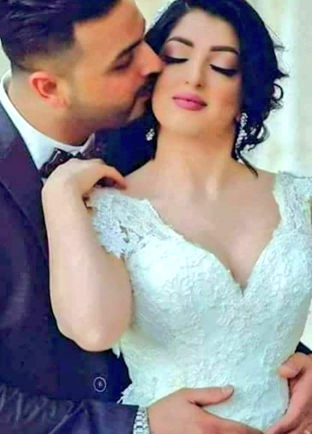 PoeterArab77's tweet photo. @lahne1616 تلاقت قلوب بقلبي
 ومرّت الأيام فنسيتها

أما نسيانك خارج عن 
سيطرتي و قانوني

ما زال يَنخُر بهياكل
وكيان عشقي وغرامي

ويذيقُني كأس تلو كأسٍ
فيه هلاكي و منوني

رغم كونكِ سارية 
في عِروقي النابضة

لا تتوقّفَي حتي بهدأتي
فإنك نفضةٌ تعروني
..
صباح الورد والياسمين 💐 https://t.co/2Jds6xeeqA