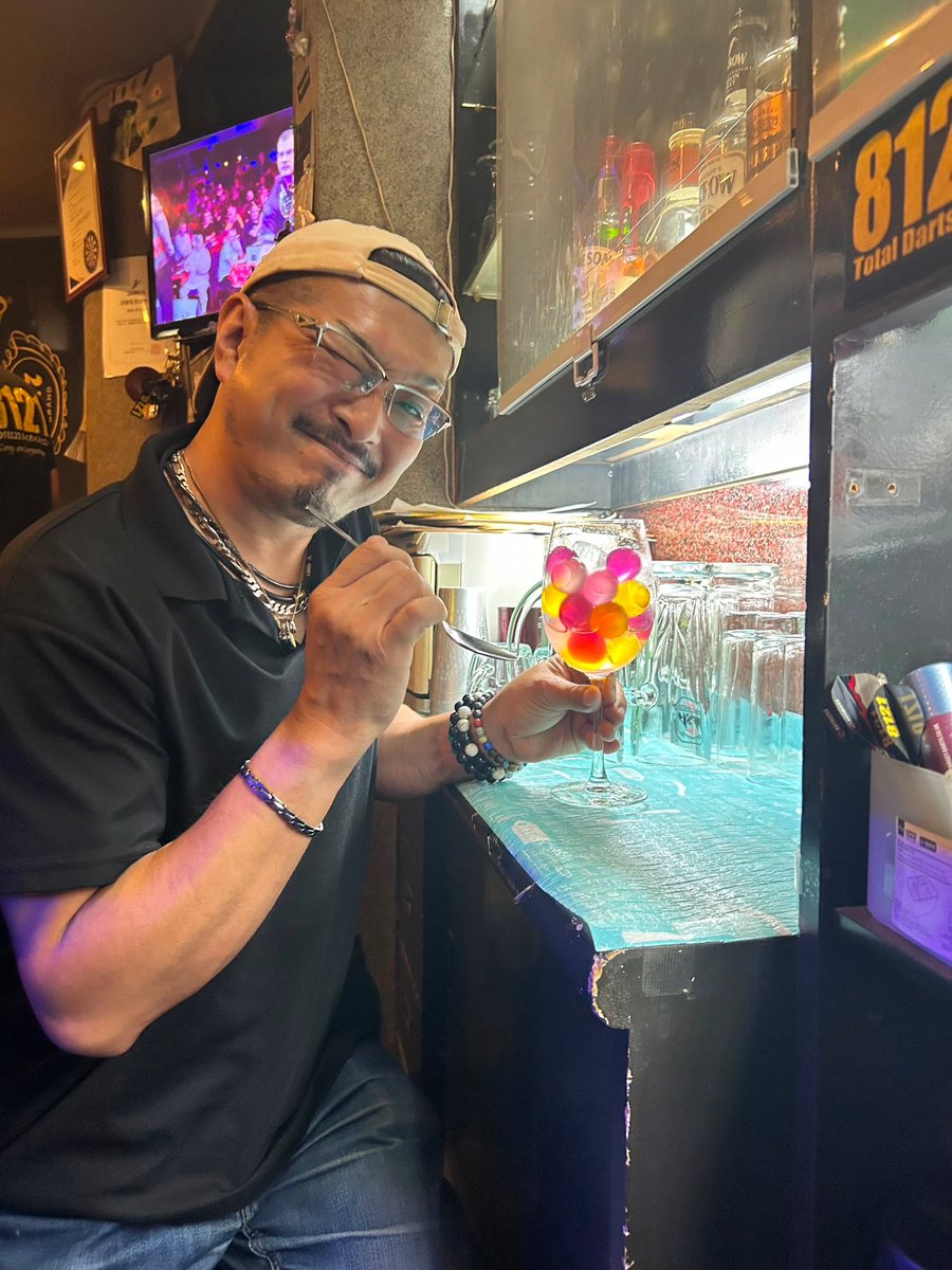 8121_0721's tweet photo. 【今週の営業のご案内】

こんにちは！パイ兄です！

先週は沢山の方々にバースデーのお祝いをしていただきました。
ありがとうございます！
私はホント幸���者です！

2日間のイベントは無事におわりました！
今更ながらではありますが54歳をますます飛躍の歳にしたいと思います！

お祝いの様子はインスタでご報告させていただいております。
https://t.co/OQetV9QjfX

そして本日8月31日が私の誕生日でして54歳になっての初営業です。
今日は私が17時から朝の7時までワンオペでお店に立っております。

今週ですが、
水曜日はマンスリーのスティールダーツトーナメント開催のため24時まで貸切営業となります。
木曜日は私が出張のためシフトが大きく変わっております。

着々と歳を重ね��いるわけですが、これまで通りパイ兄と0909 8121 (わくわくパイニイ)をどうぞ宜しくお願い申し上げます。

パイ兄 能瀬泰彦

8月31日(月)  17時〜7時
◆パイ兄 誕生日 ワンオペ◆
  17時〜7時  パイ兄

9月1日(火)  17時〜7時
  17時〜24時 パイ兄
  24時〜7時  ひろしくん

9月2日(水)  17時〜7時
  17時〜19時 パイ兄
  19時〜24時 ◆貸切◆ 添田杯
  24時〜7時  ひろしくん

9月3日(木)  17時〜7時
  17時〜21時 はーちゃん
  20時〜7時  ひろしくん

9月4日(金)  17時〜〜〜
◆34時間営業スタート◆
  17時〜22時 ひろしくん
  19時〜23時 はーちゃん
  22時〜〜〜 パイ兄

9月5日(土)  〜〜〜3時
◆トーナメント参加のため3時クローズ◆
◆朝も昼も夜も営業◆
  〜〜〜3時 パイ兄
  19時〜23時 はーちゃん

9月6日(日)  24時〜7時
  24時〜7時 パイ兄