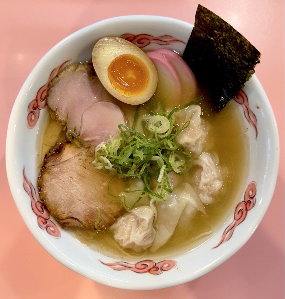 yagichan_goat's tweet photo. 横浜市吉野町
流星軒
◉流星ワンタン麺 しお

ブ厚いスープに極細麺いいッ😋
長いこと人気店だけあるなぁ
めちゃ美味しかった😆 https://t.co/oOyzmGxXDB