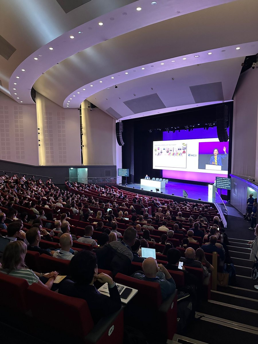RoyalMicroSoc's tweet photo. What a start to #IMC21! Great crowd for our our first plenary talk from Shirley Meng of University of Chicago.

Lots more to come today! 🙂 🔬

#microscopy https://t.co/mrU1gGOB82