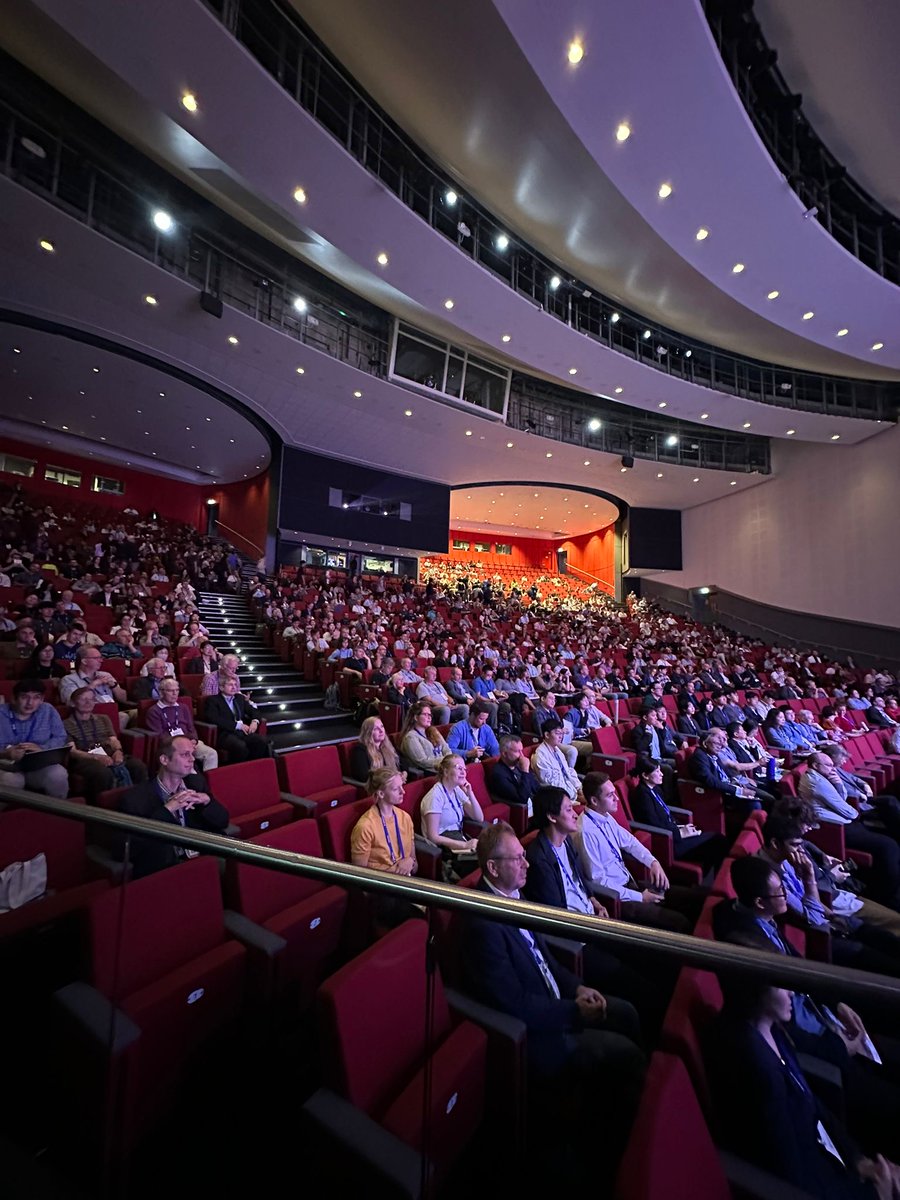 RoyalMicroSoc's tweet photo. What a start to #IMC21! Great crowd for our our first plenary talk from Shirley Meng of University of Chicago.

Lots more to come today! 🙂 🔬

#microscopy https://t.co/mrU1gGOB82