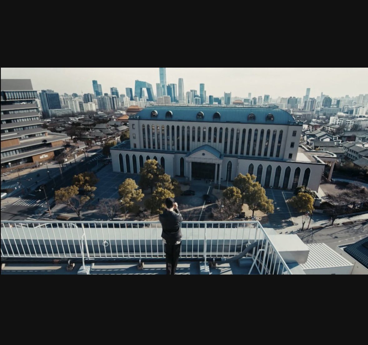 B77917's tweet photo. 仕事で見れなかったのでU-NEXTでVIVANTを視聴。

背景は合成だけど、中央市民会館と越谷市役所が急に出てきて声出た笑

地元民としては撮影で使われて嬉しい限りです😊
真剣に見てたのに、一瞬にして内容が頭に入ってこなくなったけど笑
 
この後に出てきた球場は、越谷市民球場だったりするのかな🙄 https://t.co/xsIziY1082