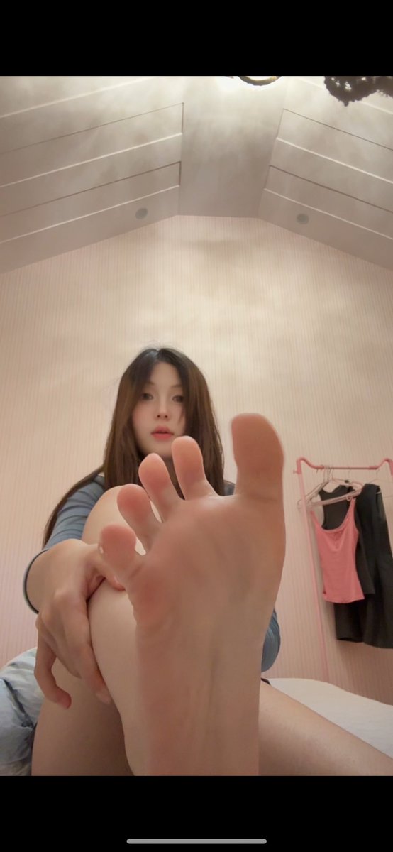 FeetBitchGirl's tweet photo. 小彤新作，阿黑颜自舔。妹子舔的特别投入，颜值和脚的嫩度都在线。绝对不可以错过的精品作品！
#足控 #舔脚 #阿黑颜 #反差 #tk https://t.co/0a8E3f0kbp