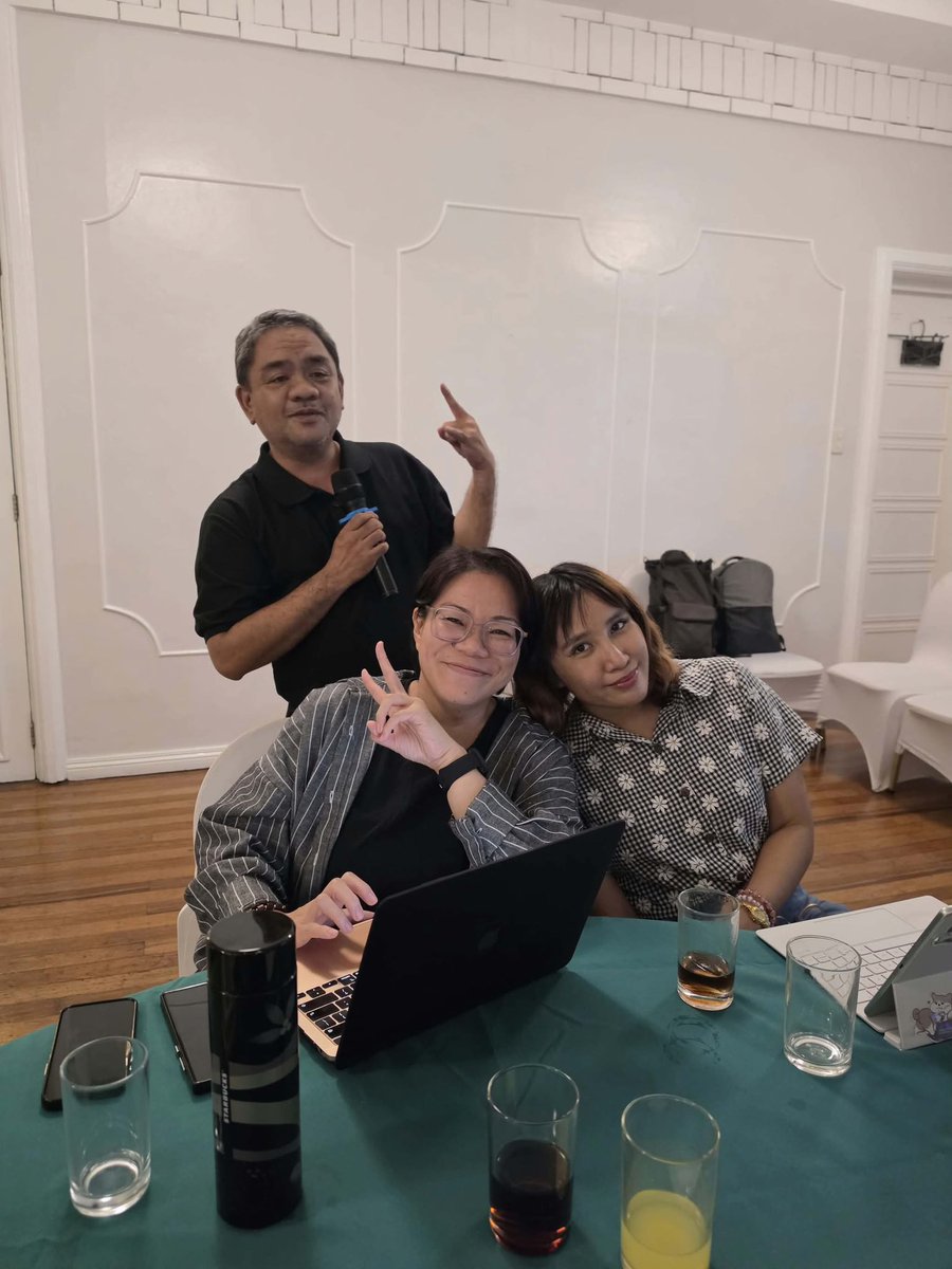 carmelleized's tweet photo. This photo is so weird like what do you mean one is a former student while the other is my professor and we are all colleagues 😂 https://t.co/EElZsrelbI