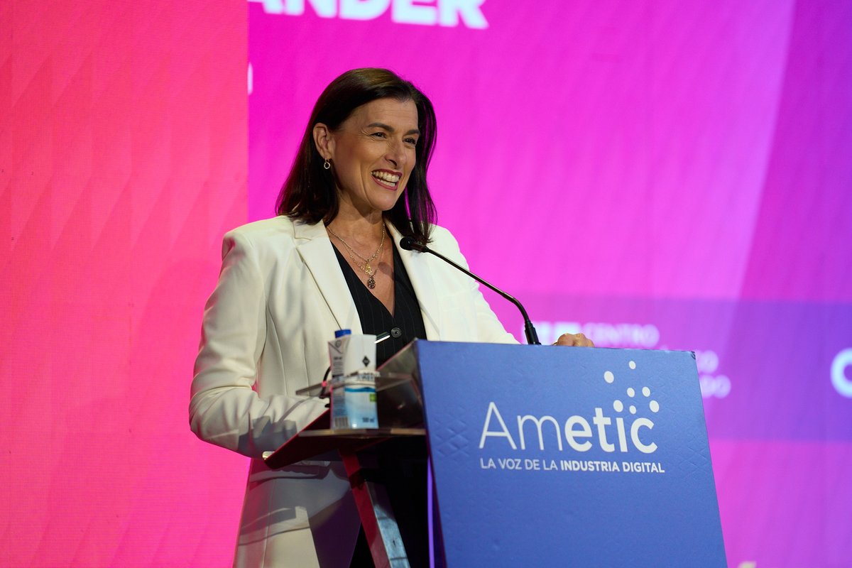 AMETIC_es's tweet photo. ➡️ Santander40 arrancó esta mañana con su Apertura Institucional, dando el pistoletazo de salida a la 40ª edición del Encuentro de la Economía Digital y las Telecomunicaciones.

🏛️ @PHortiguela (presidente, AMETIC), Ignacio Juliá (consejero delegado, Banco @santander_es), Gema Igual (alcaldesa de Santander) y Ángel Pelayo González-Torre (rector, @UIMP) dieron la bienvenida a las tres jornadas que reunirán hasta el 2 de septiembre a más de 170 ponentes y 47 representantes institucionales en la UIMP de Santander.

💬 Hortigüela ha señalado la pérdida de competitividad de Europa y España como principal reto: "para mantener el actual estado de bienestar es necesario que mejoremos en competitividad, una competitividad que tanto Europa como España hemos perdido en las últimas décadas". Ha apostado por "reforzar la inversión, tanto pública como privada", para "reducir la brecha con las grandes potencias globales y reforzar el papel de España en la economía digital europea e iberoamericana".

📋 También ha presentado la Agenda Digital AMETIC 2026-2032, con 218 medidas de las 21 comisiones de la asociación, destacando el objetivo de que "el 75% de las empresas adopten Cloud, IA y Big Data", "el 90% de las pymes alcancen un nivel básico de madurez digital" y "duplicar el número de startups y scale-ups de alto potencial", en línea con la Brújula Digital Europea 2030. La hoja de ruta se articula en tres ejes: competitividad, liderazgo tecnológico y estado de bienestar, este último orientado a "una digitalización inclusiva, equitativa y sostenible".

💬 "La tecnología será verdaderamente útil si genera progreso compartido", ha afirmado Ignacio Juliá.

💬 "Nuestra función es que nadie se quede atrás, que propiciemos y colaboremos con las empresas privadas para que avancéis, para que investiguéis", ha destacado Gema Igual.

💬 "La tecnología es una palanca de competitividad, crecimiento, innovación y cohesión social", ha subrayado Ángel Pelayo González-Torre.

🎙️ La apertura ha sido presentada por el periodista Pedro Piqueras.

Seguimos trabajando para construir un ecosistema digital más competitivo, innovador y con impacto social real.

📺 Sigue todo el evento en directo → https://t.co/ZhNsyfIWJV

#Santander40 #AperturaInstitucional #AMETIC

ORGANIZADORES | AMETIC, Banco Santander y la UIMP.

PATROCINADORES | Platinum: Google, Samsung, Microsoft.
Gold: Inetum, Multiverse Computing, ODILO, Sage, Salesforce, Shein, Wolters Kluwer, Tik Tok, y XDC Properties.
Silver: Alibaba, Amazon, AWS, Ayesa digital, BT International, Centro Tecnológico del Notariado, Cloudera, Fundación ONCE, Globant, GMV, Huawei, Ideaded, SAP, Open Cosmos, Qilimanjaro, Randstad digital, SETT, Sirt, Televes, y Xiaomi.
Bronze: Eurecat, Semidynamics, Nu Quantum, Tecnalia y Space X.

COLABORADORES | CDTI, Enisa, EOI, Gobierno de Cantabria, https://t.co/0ztrsp3InY, Ayuntamiento de Santander, Santander Convention Bureau, Santander Destino y UNE.