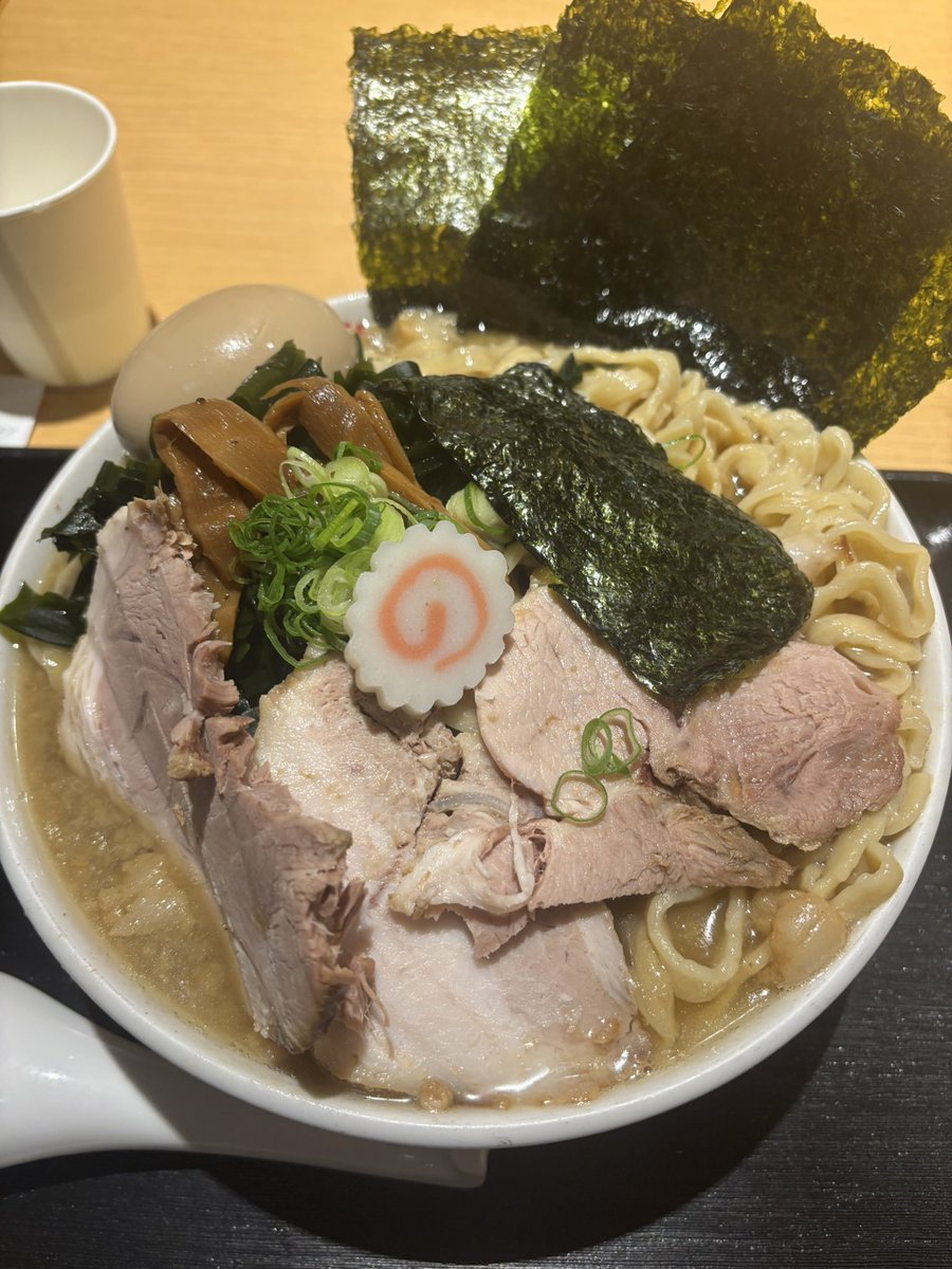 XI_ramen's tweet photo. 新宿来たついでに空いてたら行こ〜と思って覗いたらまさかの6人並び(帰りは30人くらい並んでた)

ちょっと言葉に言い表せないレベルで美味すぎるな...
麺が美味い店だと思ってたけど、スープも美味すぎる。濃厚な煮干と背脂が最高。
(大盛り多すぎた...)
新宿で9/5まで

#六等星 https://t.co/SmJDOEkR5t