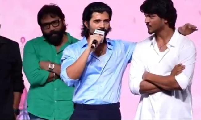 journolokesh's tweet photo. When Cinema Becomes Life!
#VijayDeverakonda reveals #SandeepReddyVanga’s family mortgaged their farmland to fund #ArjunReddy when the team faced financial struggles.
“Stakes were so high you put your family’s future on one film.” 
#Spirit #Prabhas #SandeepReddyVanga https://t.co/iDPRFDGUQd