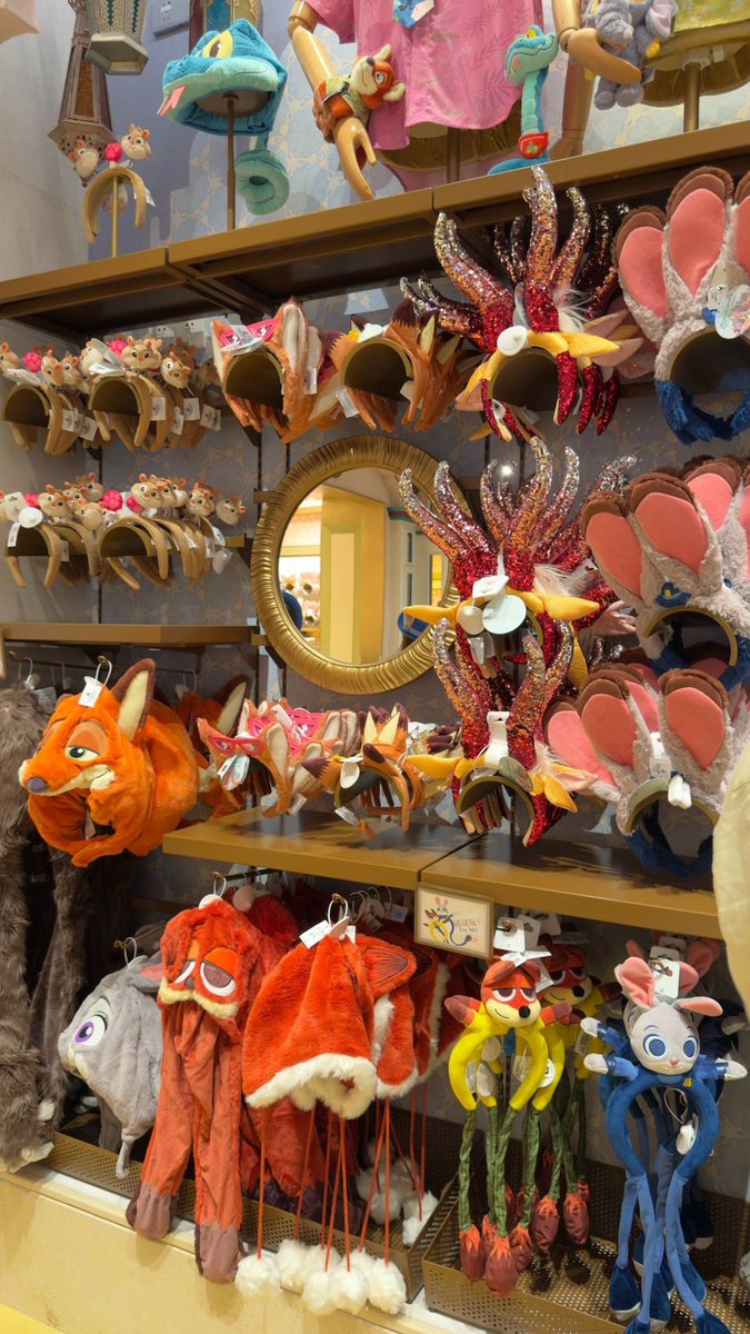 PIXAR_Walt_LOVE's tweet photo. 上海ディズニー🏰🌈
グッズの写真共有しますその⑤

かぶりもの系👒

上海はやっぱり
ズトピグッズが豊富ですね🐰🚓🚨

※8/10時点のグッズです！ https://t.co/rVS65VA6XR