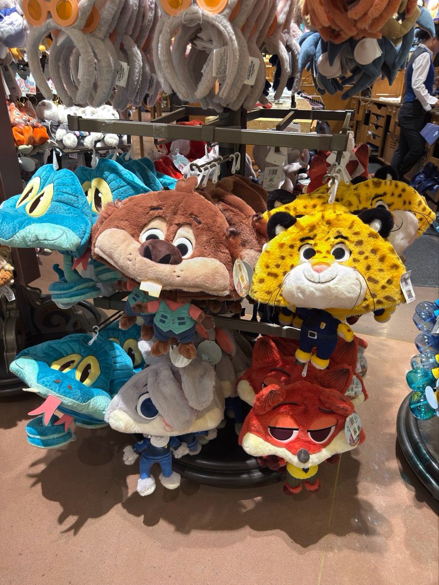 PIXAR_Walt_LOVE's tweet photo. 上海ディズニー🏰🌈
グッズの写真共有しますその⑤

かぶりもの系👒

上海はやっぱり
ズトピグッズが豊富ですね🐰🚓🚨

※8/10時点のグッズです！ https://t.co/rVS65VA6XR