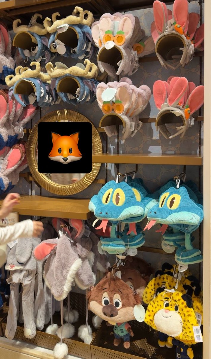 PIXAR_Walt_LOVE's tweet photo. 上海ディズニー🏰🌈
グッズの写真共有しますその⑤

かぶりもの系👒

上海はやっぱり
ズトピグッズが豊富ですね🐰🚓🚨

※8/10時点のグッズです！ https://t.co/rVS65VA6XR