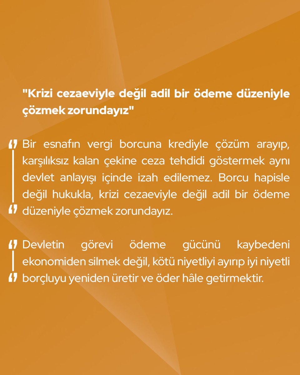 devapartisi's tweet photo. İdris Şahin: “Vergi ve SGK borcu olan esnafa yeniden kredi imkânı tanınması doğru bir adımdır. Ama aynı gerçeği çekini ödeyemeyen esnaf için de kabul etmek zorundasınız.

Maliye, ‘Borçlusun ama seni ayakta tutalım’ derken adalet sistemi aynı esnafa ‘Ödeyemiyorsan ceza tehdidiyle karşı karşıyasın’ dememeli.

Devlet borçlunun niyetini, borcun adına göre değiştiremez. Vergi borcunda ekonomik darboğazı görüp çek borcunda kötü niyet varsayamazsınız.”