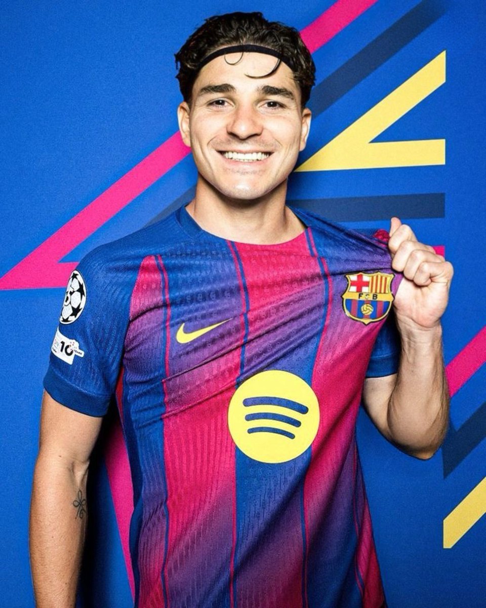 topskillsportuk's tweet photo. 🚨💣 𝐌𝐀𝐉𝐎𝐑 𝐁𝐑𝐄𝐀𝐊𝐈𝐍𝐆: Atlético Madrid give Julián Álvarez GREEN LIGHT to join FC Barcelona! 🇦🇷🔵🔴
Atlético Madrid have written directly to Julián Álvarez, granting him formal authorization and the green light to negotiate and complete a move to FC Barcelona.
The private talks directly contradicts the club's hardline public stance and recent statements insisting they would never negotiate with Barca under any circumstances.
Álvarez has held firm against approaches from other clubs—including Arsenal—reiterating that Camp Nou remains his sole desired destination.
Jota Jordi confirmed on El Chiringuito that he has personally reviewed the written documents and messages approving the operation.
via @jotajordi13 / El Chiringuito