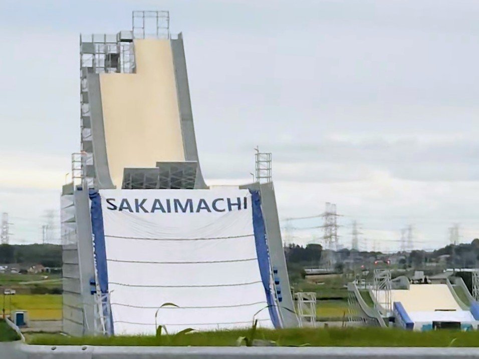 Schneider7D's tweet photo. 圏央道を走るたびに気になっていた JAPAN SAKAI ビッグエアパークを同乗者が撮影。僕は基礎スノーボード経験者ですが、アマチュアでこれ飛べる人がいるなんて…信じられません(笑)
#境町 #ビッグエアパーク https://t.co/VioOsIcPu8