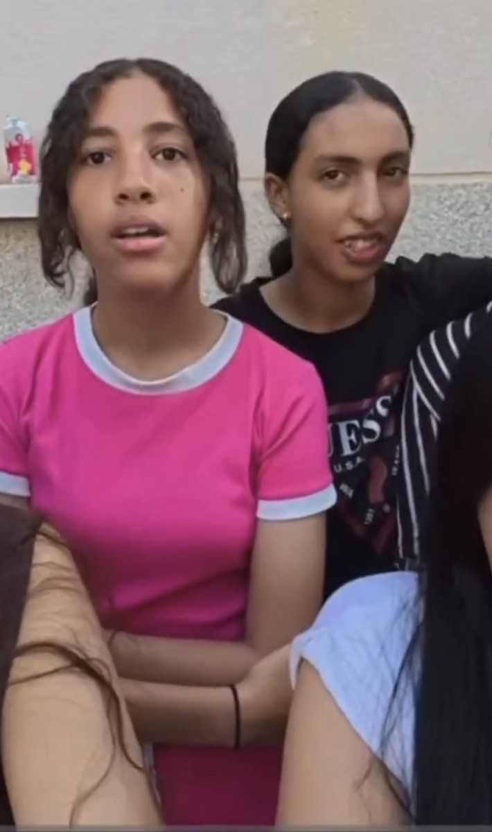 kil67n's tweet photo. @Lydiaasczn @inaduaqsweey شوفو هوس المزغبية عادي ترمي بنتها فحضن اي رجل بحجة انها جميله! ماتدري الخليجين الاغنياء يروحون عندكم لأن عارفين انكم توافقون بسرعة وانكم سهلات الموضوع مو عن الجمال ابدا https://t.co/ZKqi6GvFrO