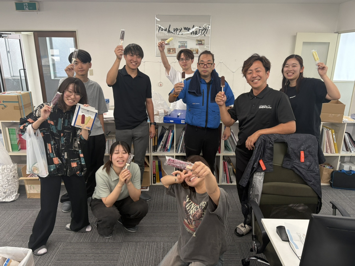 and_event21's tweet photo. 先日大阪で月一が行われました！
今回のテーマはずばり「夏」！ということだったので、みんなでアイスを食べてから水風船でひと遊びしました！

#イベント21 #福利厚生 #月イチ https://t.co/dmL1wk9gKP