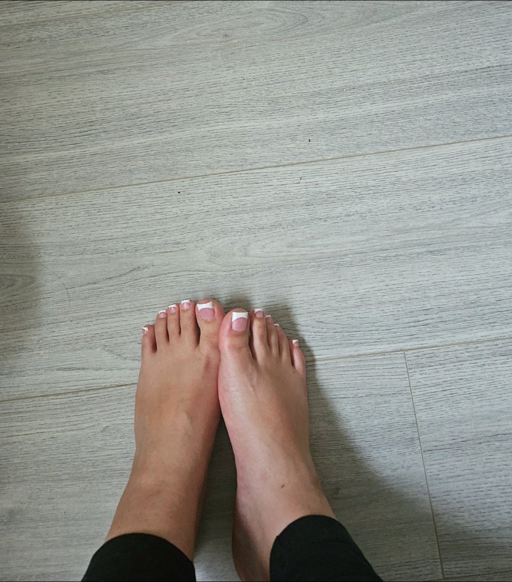 urbaby4evaaa's tweet photo. you know you want these cute frenchtip toes in your mouth hm https://t.co/XzTAF2LWKa