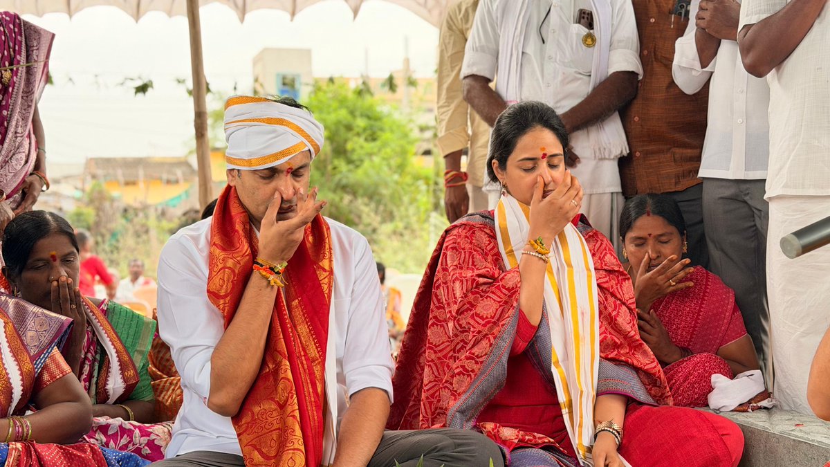 GuthaAmithReddy's tweet photo. ఈరోజు మా స్వగ్రామం ఉరుమడ్లలోని శ్రీ ముత్యాలమ్మ–శ్రీ మారమ్మ అమ్మవార్ల ఆలయాల్లో నిర్వహించిన గడప పూజ మరియు చెరువు ముత్యాలమ్మ గుడి నిర్మాణా కార్యక్రమంతో పాటు, బొడ్రాయి జలబిందెల కార్యక్రమంలో గ్రామ ప్రజలతో కలిసి భక్తిశ్రద్ధలతో పాల్గొనడం జరిగినది. గ్రామ ప్రజలందరిపై అమ్మవార్ల ఆశీస్సులు ఎల్లప్పుడూ ఉండాలని ప్రార్థించడం జరిగింది.

అమ్మవార్ల దీవెనలతో మా ఉరుమడ్ల గ్రామ ప్రజలందరూ సుఖశాంతులతో, ఆయురారోగ్యాలతో, ఆనంద ఐశ్వర్యాలతో, అష్టైశ్వర్యాలతో వర్ధిల్లాలని, ప్రతి కుటుంబంలో సంతోషం, శ్రేయస్సు, సౌభాగ్యం నిండాలని మనస్ఫూర్తిగా కోరుకుంటున్నాను.

#blessed #devotional #ammavaru #guthaamithreddy