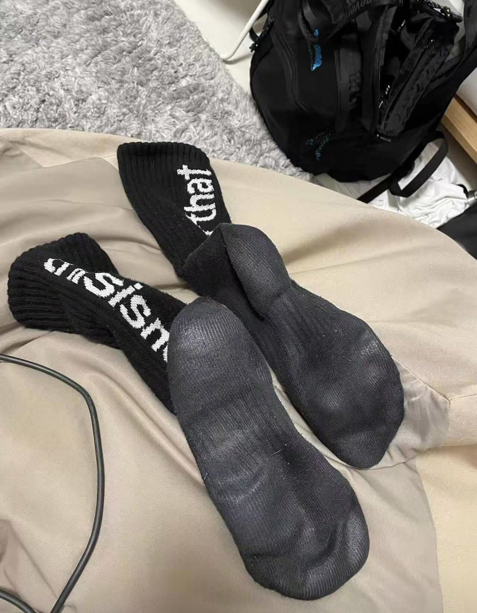 xlanshui's tweet photo. 黑袜穿的都发光了🧦 https://t.co/lZ0m8SmLHr