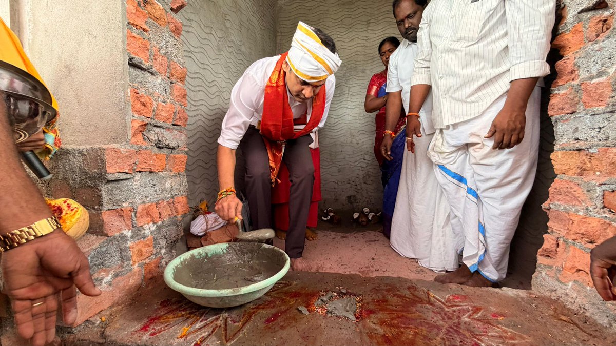 GuthaAmithReddy's tweet photo. ఈరోజు మా స్వగ్రామం ఉరుమడ్లలోని శ్రీ ముత్యాలమ్మ–శ్రీ మారమ్మ అమ్మవార్ల ఆలయాల్లో నిర్వహించిన గడప పూజ మరియు చెరువు ముత్యాలమ్మ గుడి నిర్మాణా కార్యక్రమంతో పాటు, బొడ్రాయి జలబిందెల కార్యక్రమంలో గ్రామ ప్రజలతో కలిసి భక్తిశ్రద్ధలతో పాల్గొనడం జరిగినది. గ్రామ ప్రజలందరిపై అమ్మవార్ల ఆశీస్సులు ఎల్లప్పుడూ ఉండాలని ప్రార్థించడం జరిగింది.

అమ్మవార్ల దీవెనలతో మా ఉరుమడ్ల గ్రామ ప్రజలందరూ సుఖశాంతులతో, ఆయురారోగ్యాలతో, ఆనంద ఐశ్వర్యాలతో, అష్టైశ్వర్యాలతో వర్ధిల్లాలని, ప్రతి కుటుంబంలో సంతోషం, శ్రేయస్సు, సౌభాగ్యం నిండాలని మనస్ఫూర్తిగా కోరుకుంటున్నాను.

#blessed #devotional #ammavaru #guthaamithreddy
