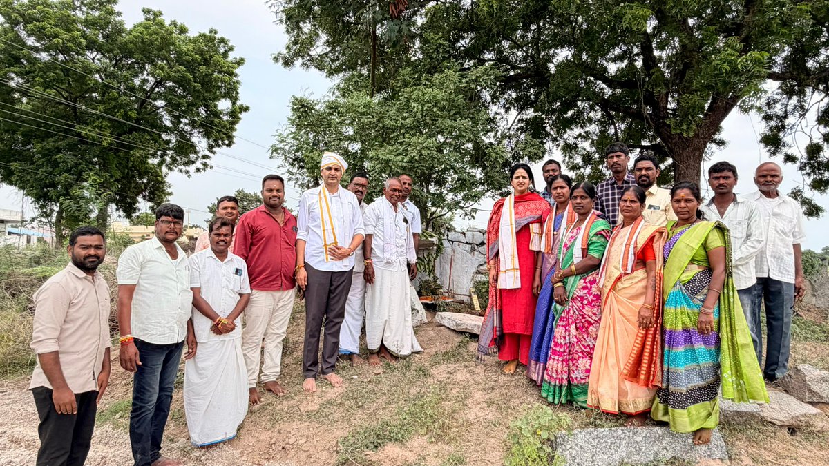 GuthaAmithReddy's tweet photo. ఈరోజు మా స్వగ్రామం ఉరుమడ్లలోని శ్రీ ముత్యాలమ్మ–శ్రీ మారమ్మ అమ్మవార్ల ఆలయాల్లో నిర్వహించిన గడప పూజ మరియు చెరువు ముత్యాలమ్మ గుడి నిర్మాణా కార్యక్రమంతో పాటు, బొడ్రాయి జలబిందెల కార్యక్రమంలో గ్రామ ప్రజలతో కలిసి భక్తిశ్రద్ధలతో పాల్గొనడం జరిగినది. గ్రామ ప్రజలందరిపై అమ్మవార్ల ఆశీస్సులు ఎల్లప్పుడూ ఉండాలని ప్రార్థించడం జరిగింది.

అమ్మవార్ల దీవెనలతో మా ఉరుమడ్ల గ్రామ ప్రజలందరూ సుఖశాంతులతో, ఆయురారోగ్యాలతో, ఆనంద ఐశ్వర్యాలతో, అష్టైశ్వర్యాలతో వర్ధిల్లాలని, ప్రతి కుటుంబంలో సంతోషం, శ్రేయస్సు, సౌభాగ్యం నిండాలని మనస్ఫూర్తిగా కోరుకుంటున్నాను.

#blessed #devotional #ammavaru #guthaamithreddy