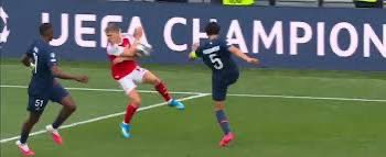 dvdrgy's tweet photo. Am I losing my mind or something. Did Arsenal not benefit off this in a CHAMPIONS LEAGUE FINAL ?!?? https://t.co/phXy5n0mNK