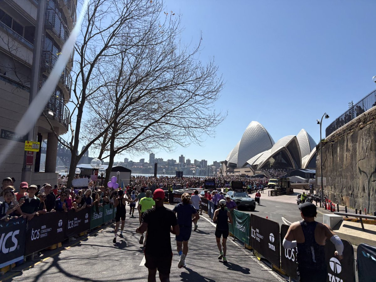 nonnoneichan's tweet photo. シドニーマラソン行ってきた！
３０km付近から脚攣りながらも何と��ゴール
途中までガチランしてたから全然景色楽しむ余裕なかったけどゴールのオペラハウスの景色は最高でした！ https://t.co/lGXCrWraGz